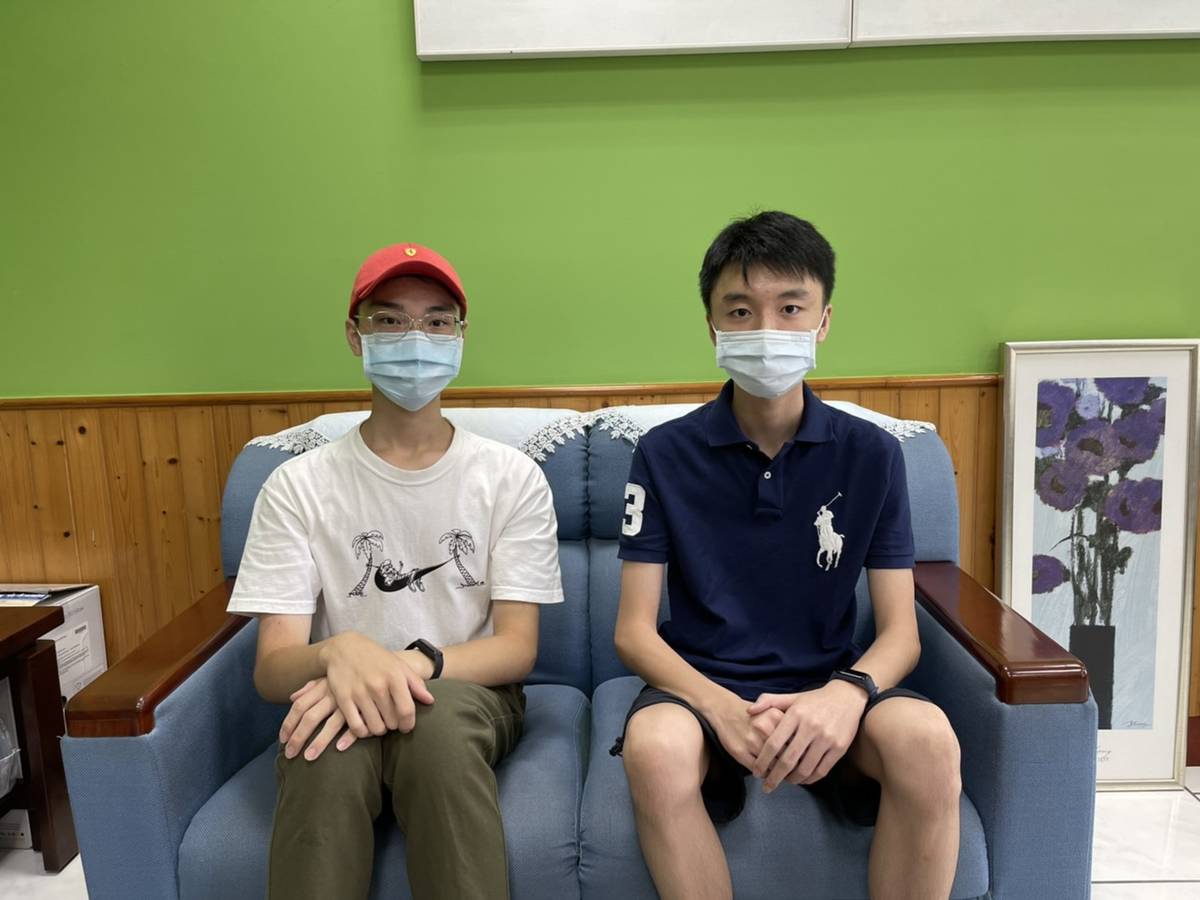 中正高中IFY課程學生鄭名甫、賴承佑在國際高中生高峰會上表現優異