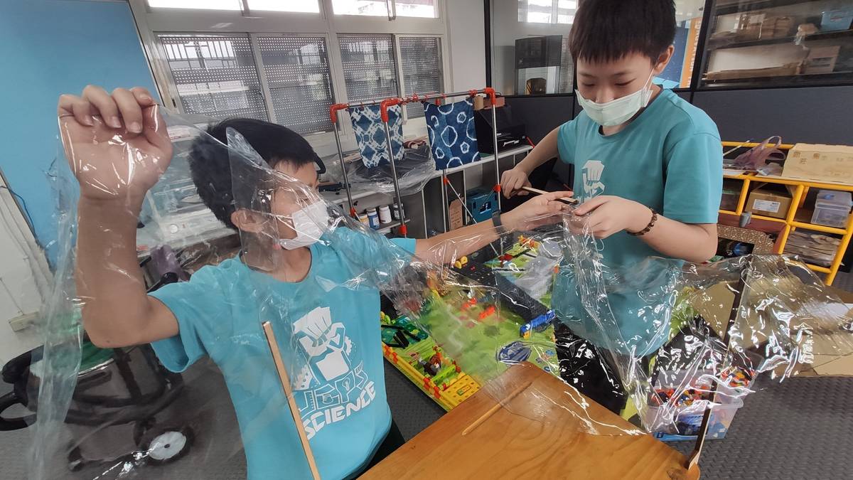 中港國小發揮創客精神，以「露營」、「帳篷」為發想，設計露營風防疫隔板.jpg