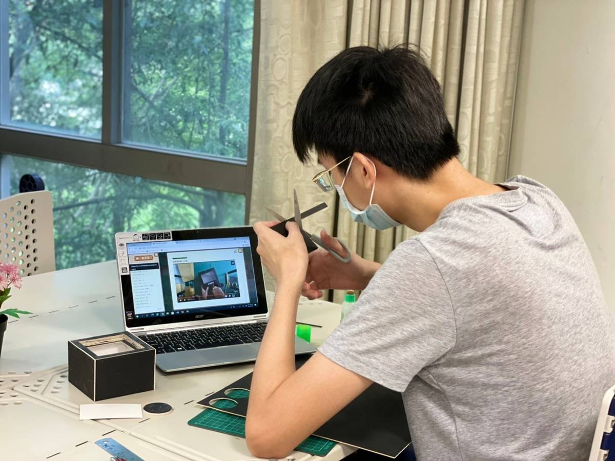 創客市集中包含以新北小漾遊臺灣之主題或以隨手可得的材料製作教學影片共計47部，提供在家師生創意動手實作。