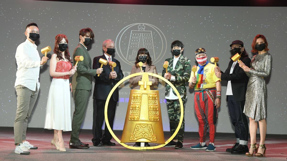 文化部次長李靜慧(中)與揭獎貴賓、評審團主任委員吳建恆(右四)、特別獎項評審團主任委員王子龍(左四)敲響金鐘，為今年廣播盛典揭開序幕。