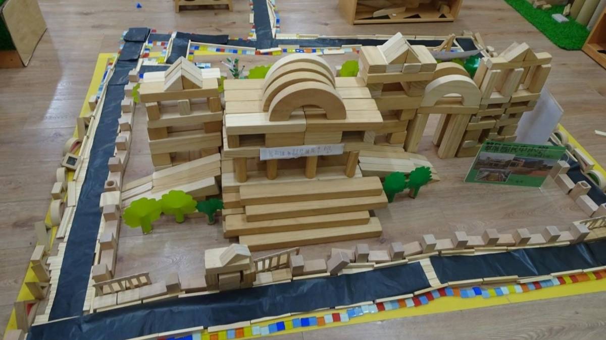 翠萍非營利幼兒園堆積木蓋社區建物.jpg