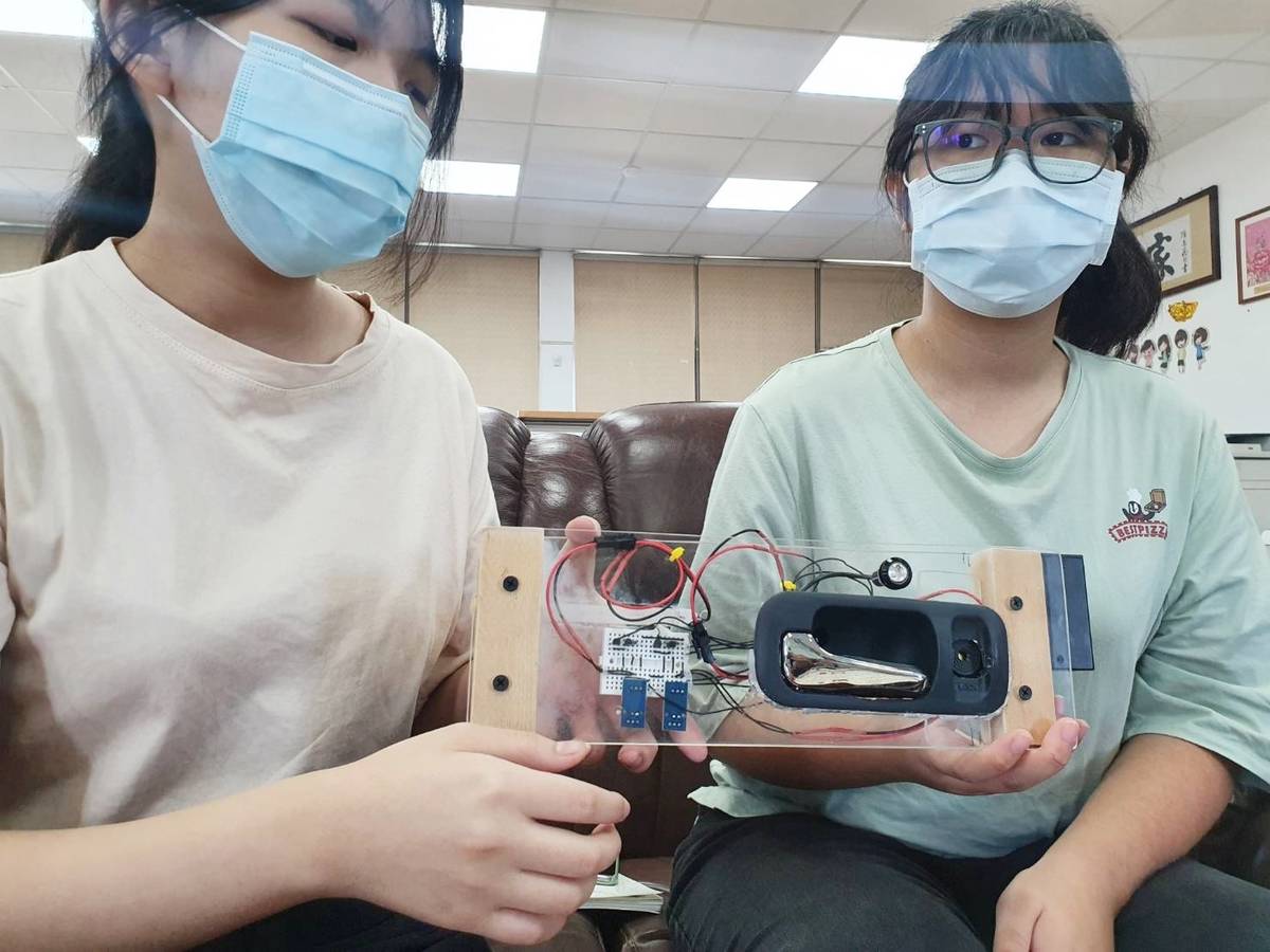 臺東女中數理實驗班學生設計「車用開門快速警示裝置」，觸碰車內門把啟動系統，可及早預警後方人車，並同步提醒車內人員。
