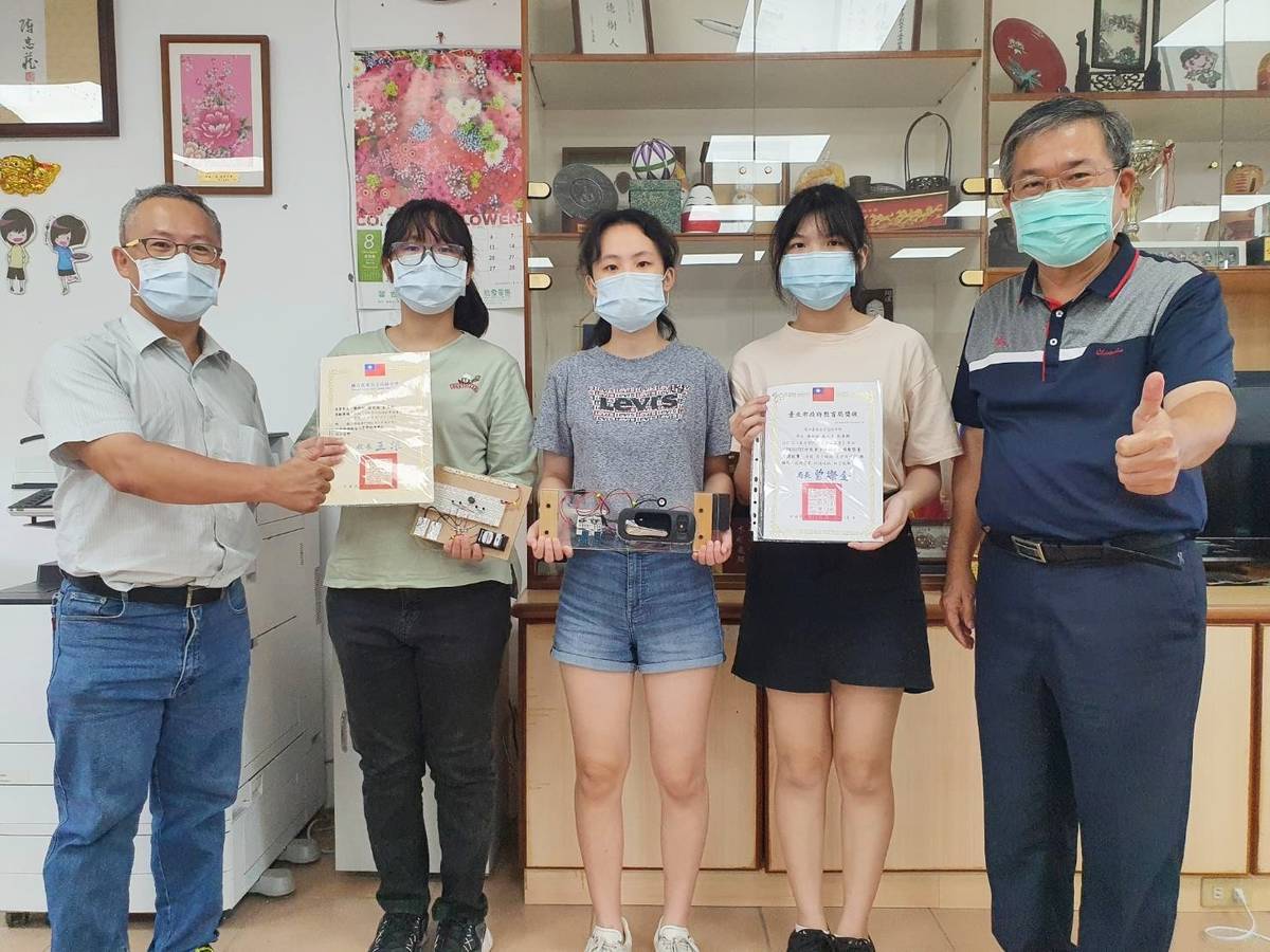 東女數理實驗班謝炘妤(左2起)、莊文淇、彭昱綺3人組成團隊，獲今年度「旺宏科學獎」佳作，與指導老師謝建智(左1)、校長王垠(右1)開心合影。