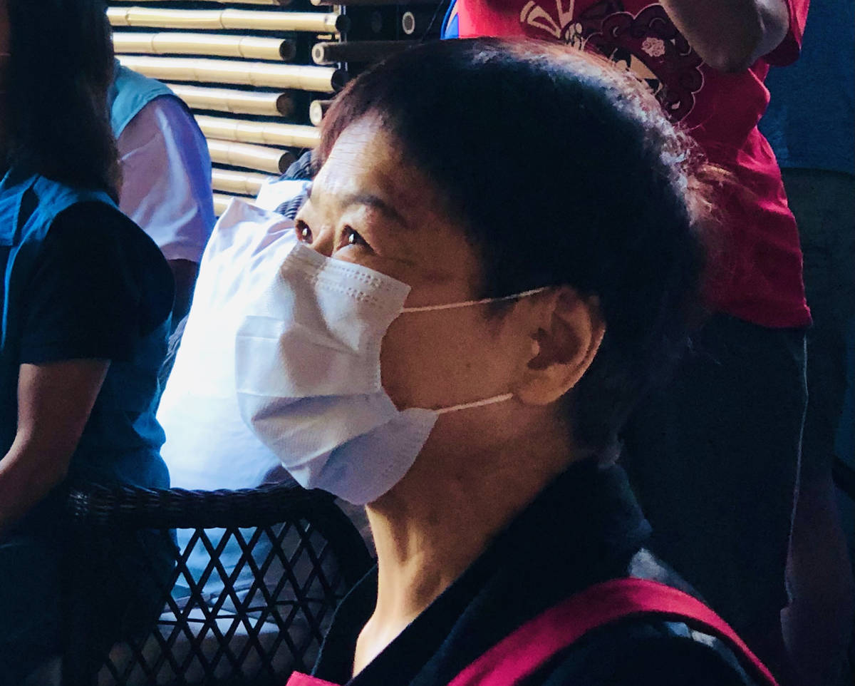 李安導演的影片令樹菊阿嬤非常驚喜，播放過程專注看著，眼光中充滿感恩。