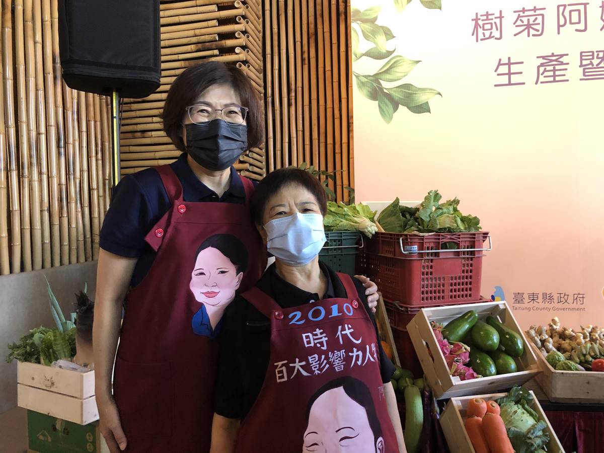 為善最樂，樹菊阿嬤將四件有紀念價值的圍裙捐出，開心的與饒縣長合影。