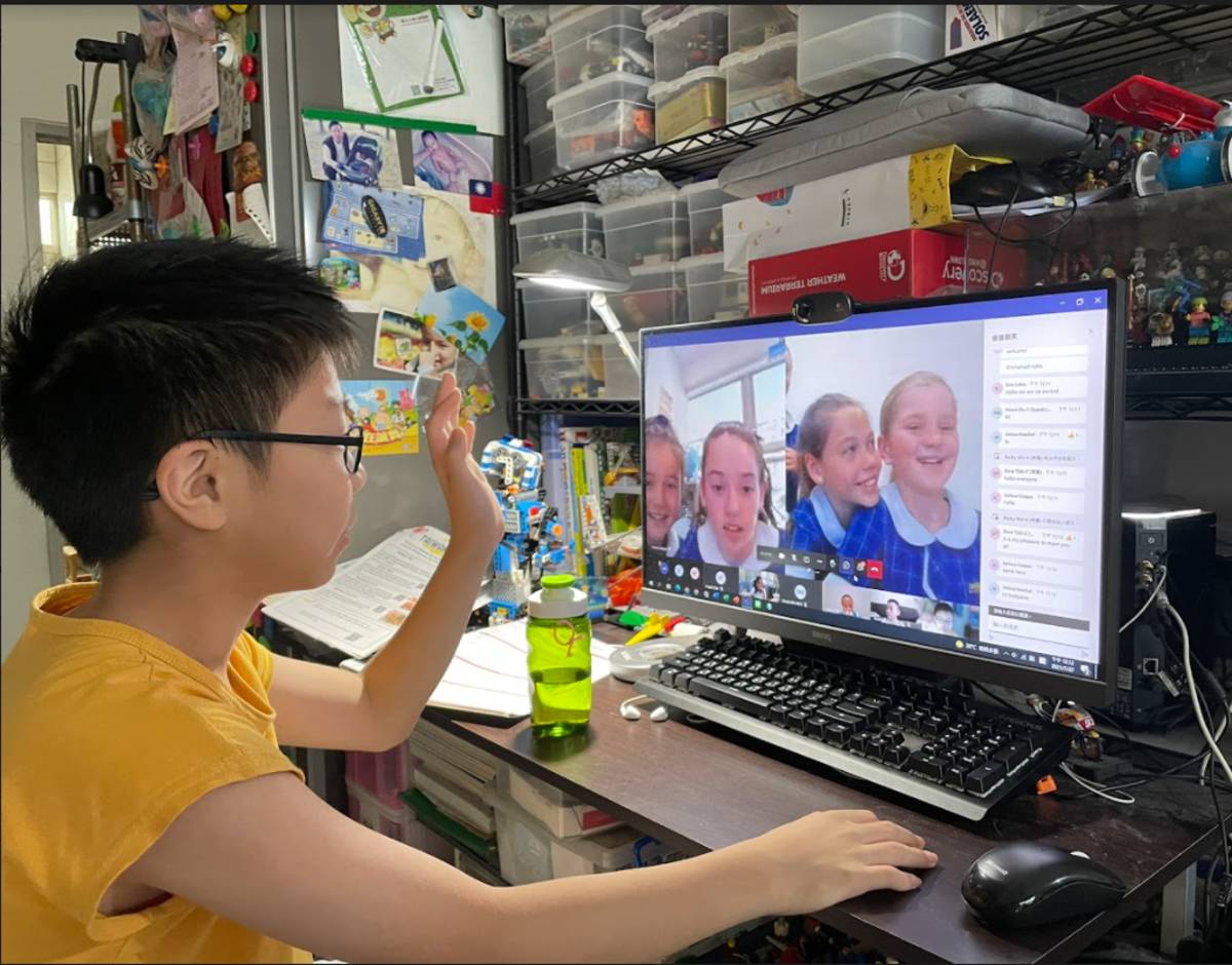 臺北市康寧國小學生與澳洲黃金海岸市Emmanuel小學透過視訊進行英語對談
