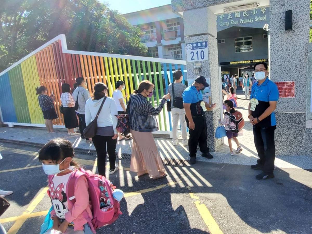 家長會與教師團隊於校門迎接學生