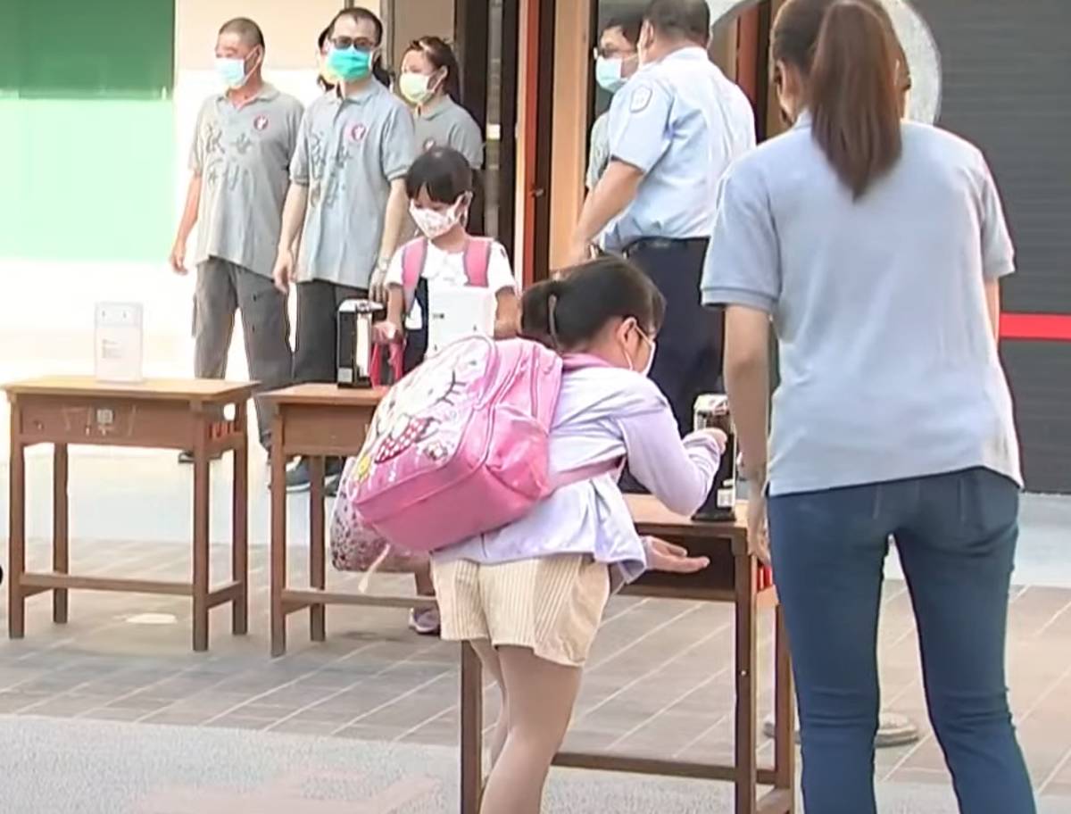 學生入校要戴口罩、消毒雙手，落實防疫措施