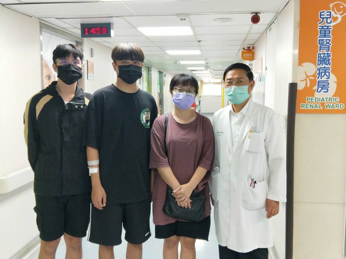 病者母子與林教授合影