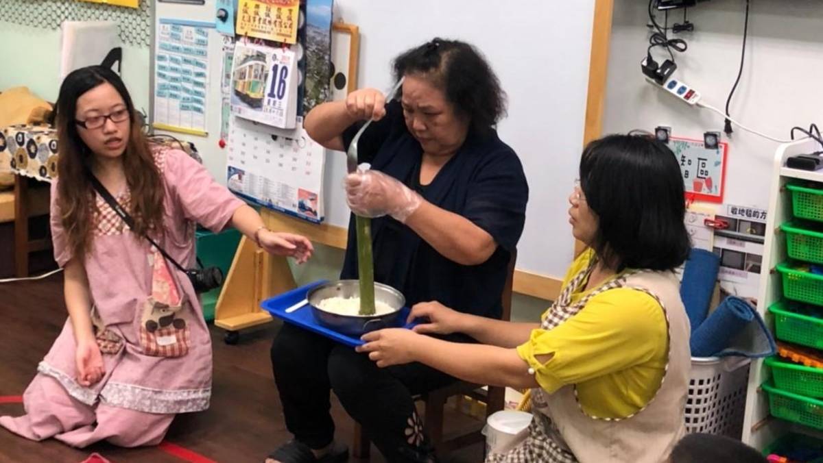原住民一條街教案老師示範竹筒飯製作.jpg