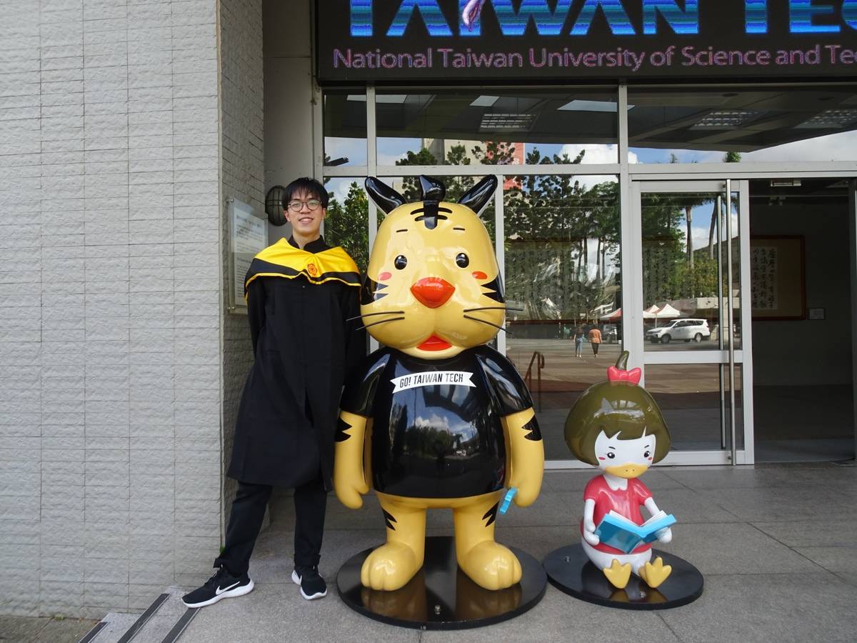 臺科大機械所楊昌霖同學，同時獲得臺科大與九州大學兩張碩士學位畢業證書。(臺科大提供)