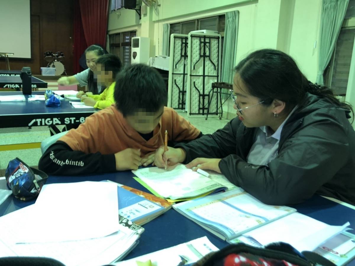 慈大志工為學生課輔