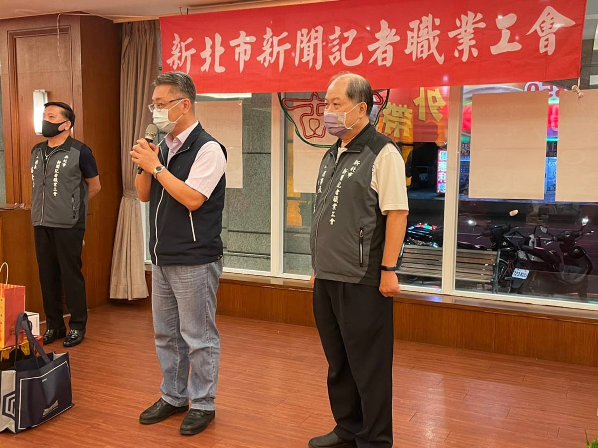 新北市教育局副局長劉明超(中)致詞，右為新北市新聞記者職業工會理事長黃村杉