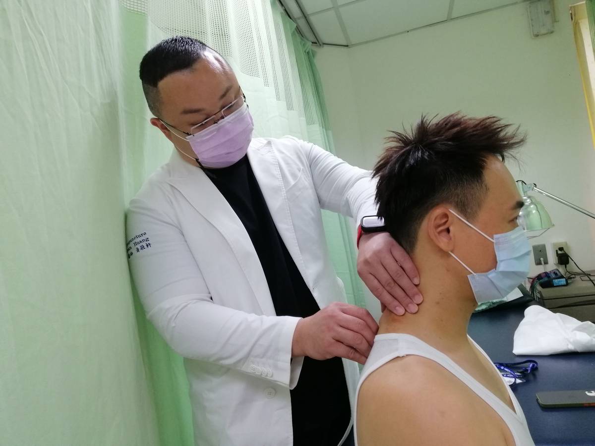 中國醫藥大學附設醫院中醫部中醫傷科黃敬軒主任