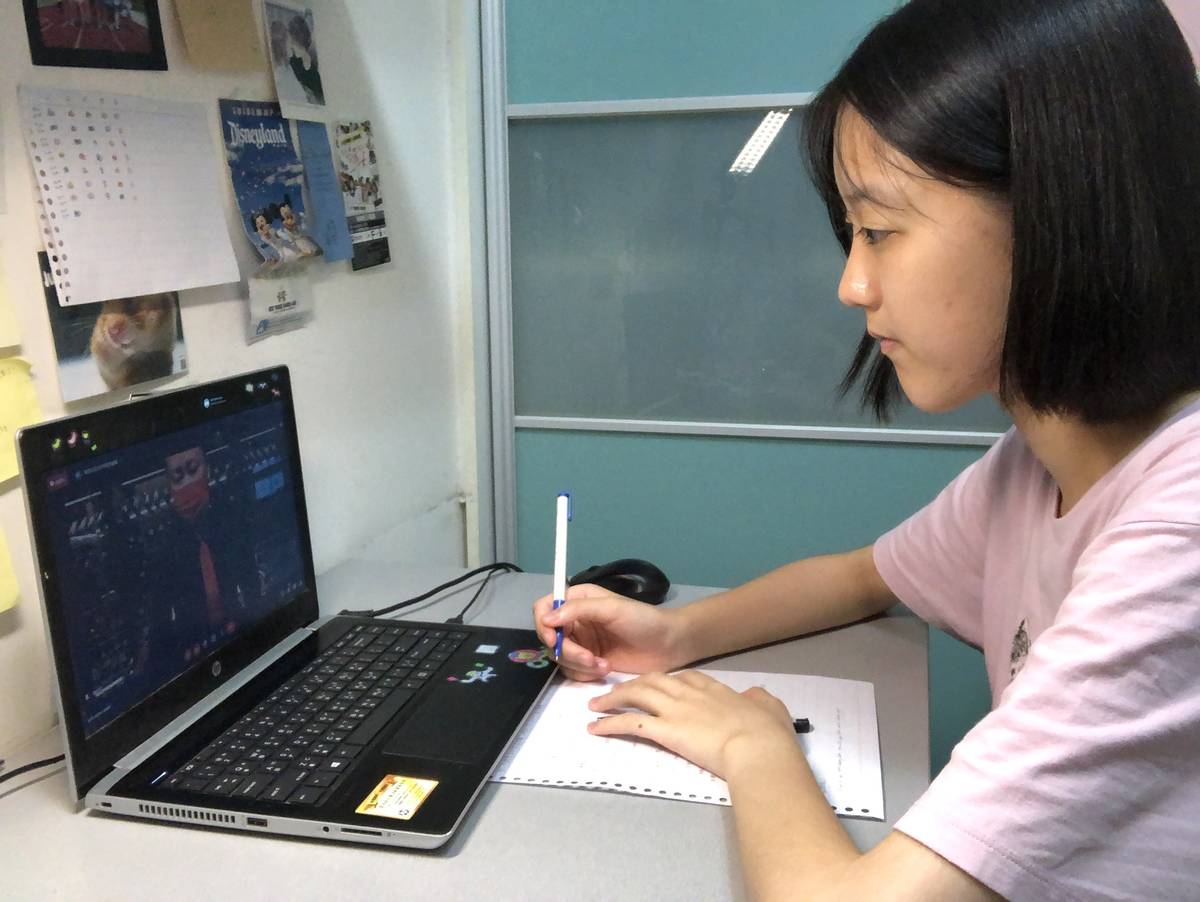 海山高中張沂聞同學認真聽取國際餐飲服務經驗課程