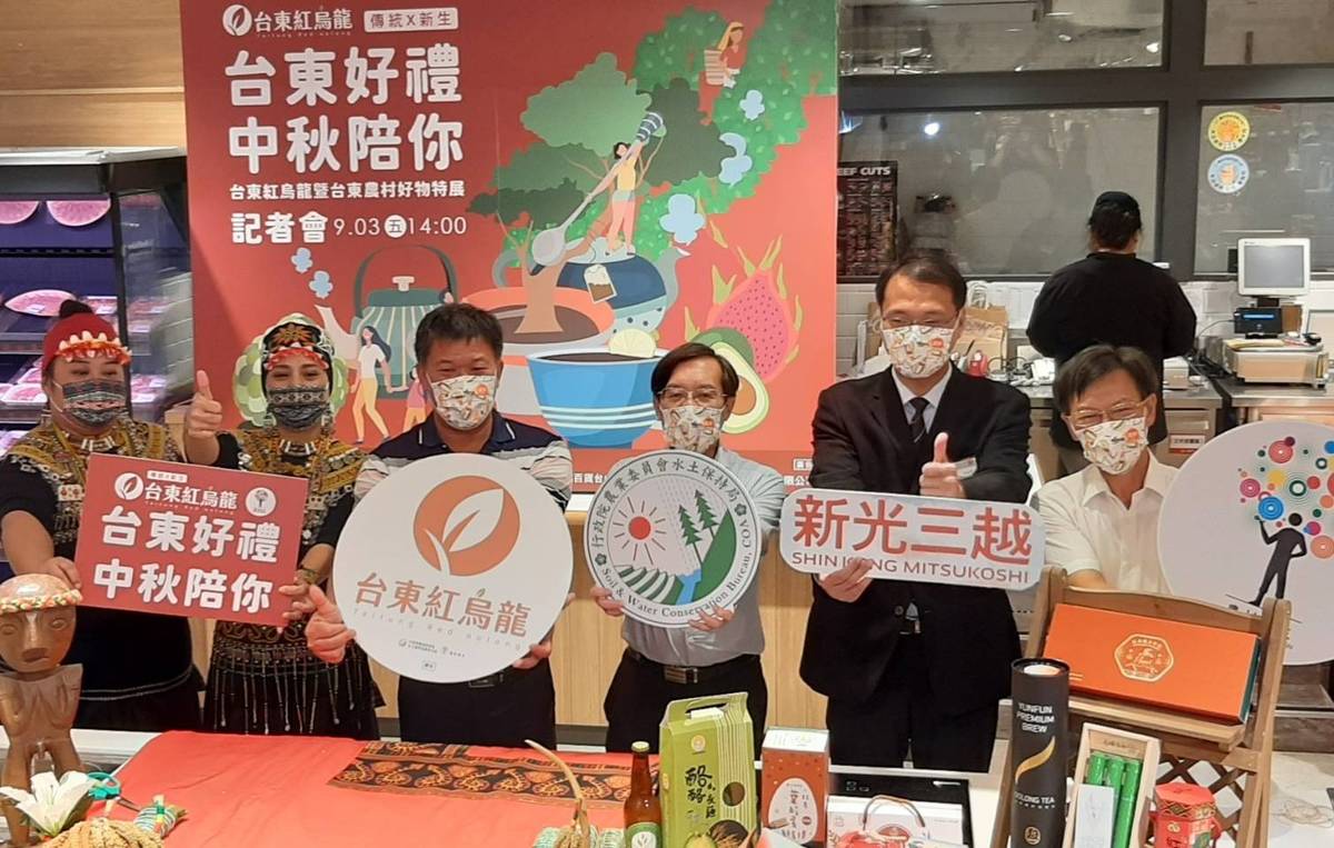 水保局臺東分局柯燦堂分局長(右三)與新光三越臺中中港店陳善隆副理(右二)等人一同宣佈