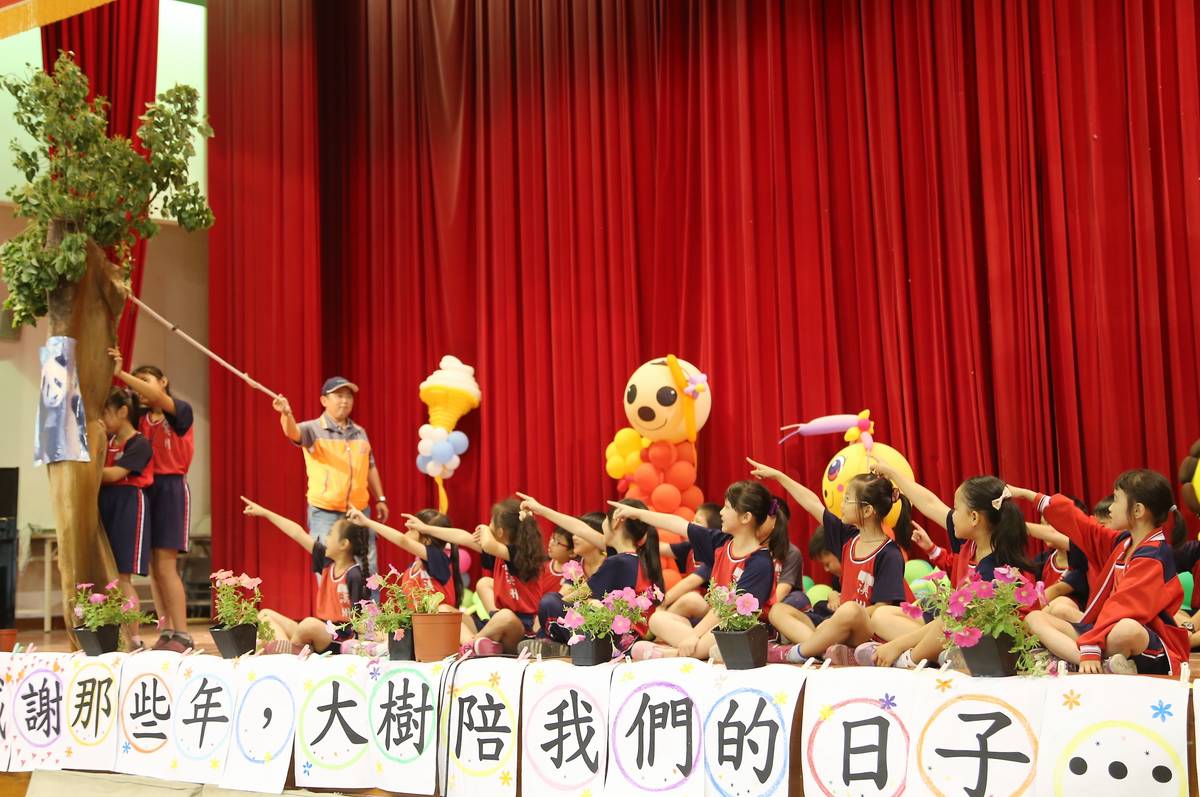 溪州國小學生自編自演了一齣戲劇感謝樹木的陪伴(圖片來源：溪州國小提供)