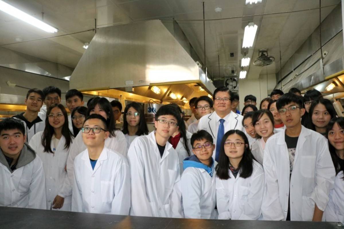 洪明奇校長經常指導學生做研究經驗傳承