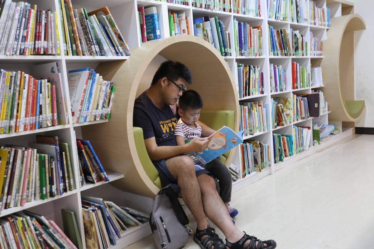 陪伴孩子共讀-可增加孩子與父母的親近-圖為2020年資料照