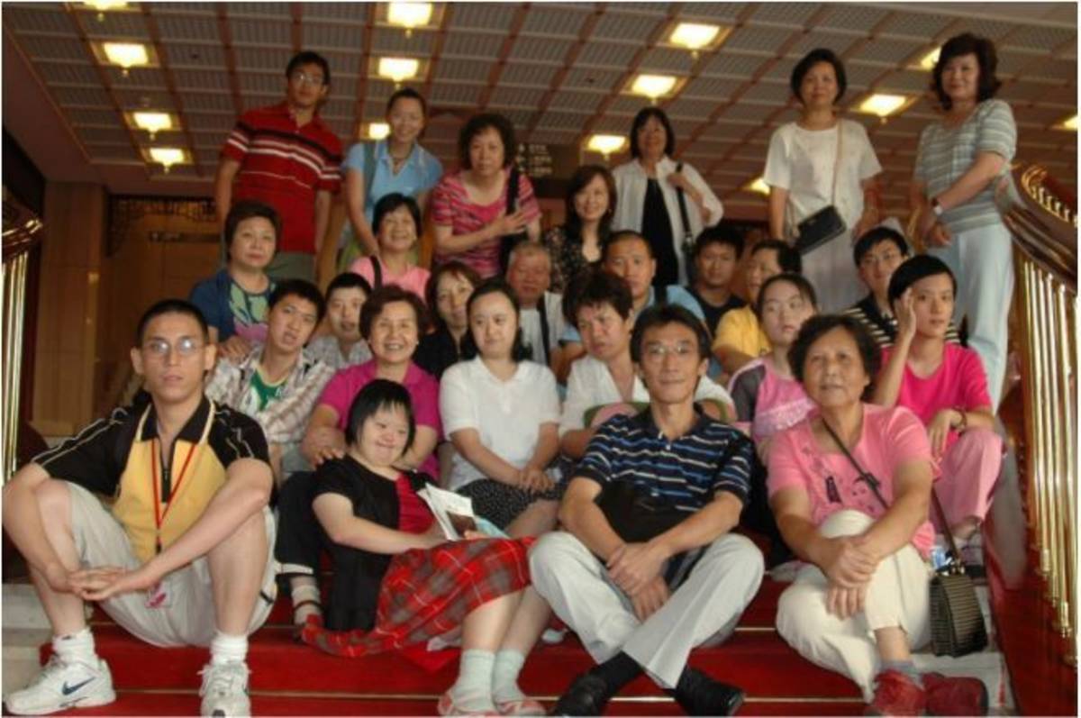 曾明生老師(前排右二)帶領「美力時空」學員和家長到國家戲劇院觀賞舞蹈演出。(曾明生老師提供)