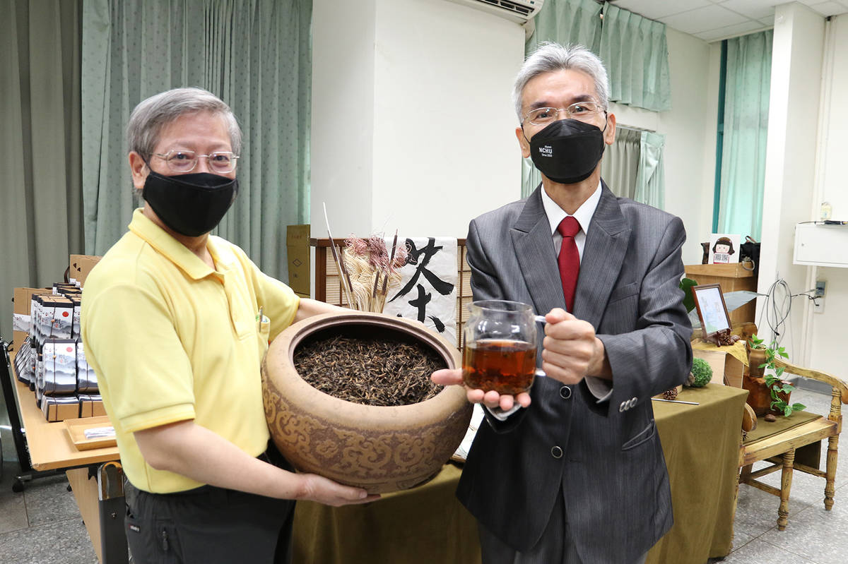 興大生物科技學研究所曾志正教授（左）實驗證實普洱茶具有防蛀牙的作用，成果將於10月刊登國際刊期《牙醫科學期刊》，並與業者成功開發新品，興大校長薛富盛（右）出席發表會。