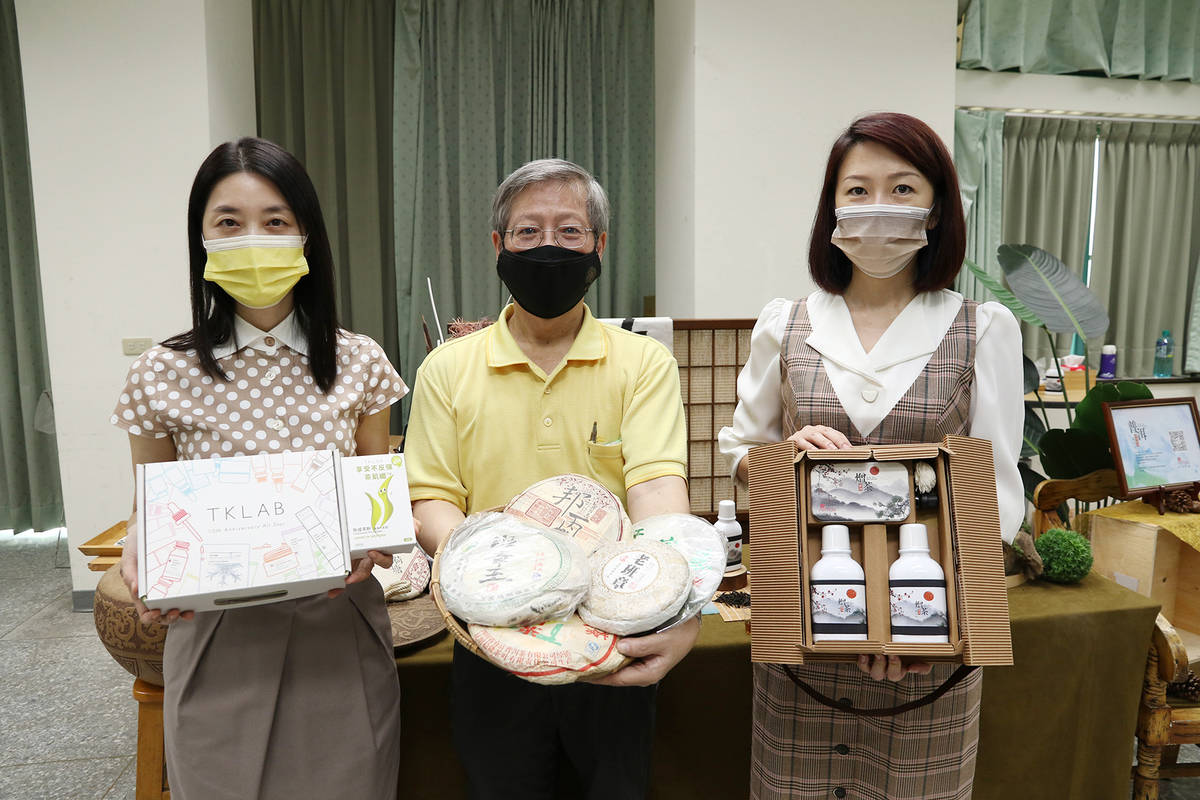 中興大學生物科技學研究所曾志正教授（中）與製茶產學聯盟成員植肌生技林慧芬經理（左）、沛美生醫科技廖曼華總經理（右）共同發表兩項茶產新品。