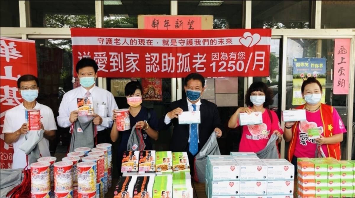 南市郭信良議長扮演一日站長 為華山長者送上中秋祝福