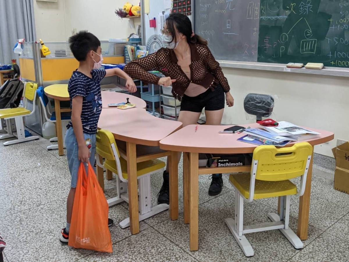 師生配戴口罩以手肘打招呼