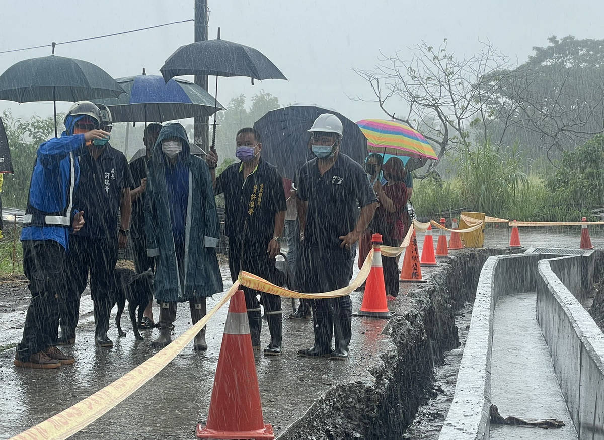 璨樹颱風逼近臺灣，臺東縣長饒慶鈴冒雨前往東海岸視察公共工程防災措施。