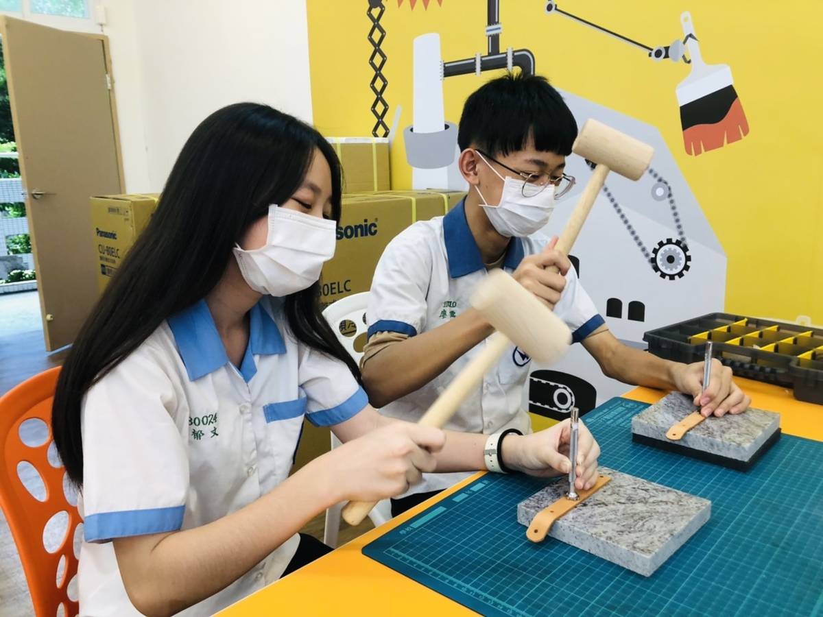 鶯歌國中學生看影片製作DIY皮革鑰匙圈