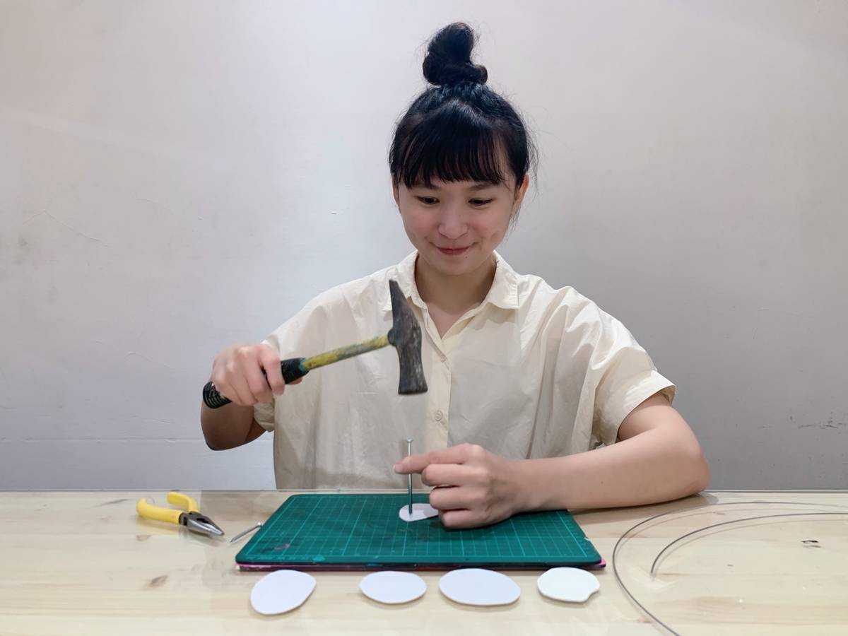 中正國中傅湘婷老師製作動態雕塑，她認為不讓外界定義自己、不給自己設限，就能創無限可能