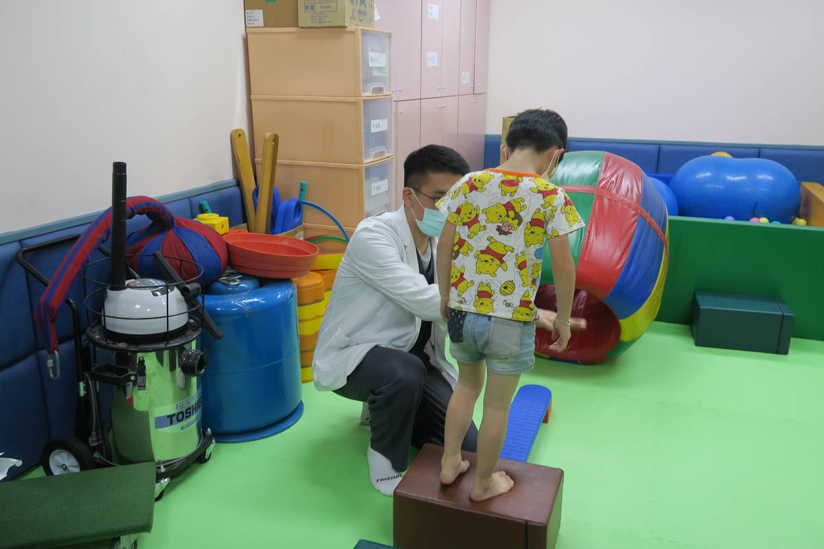 職能治療師帶領兒童進行肌肉發展活動練習(圖片來源：彰化醫院提供)