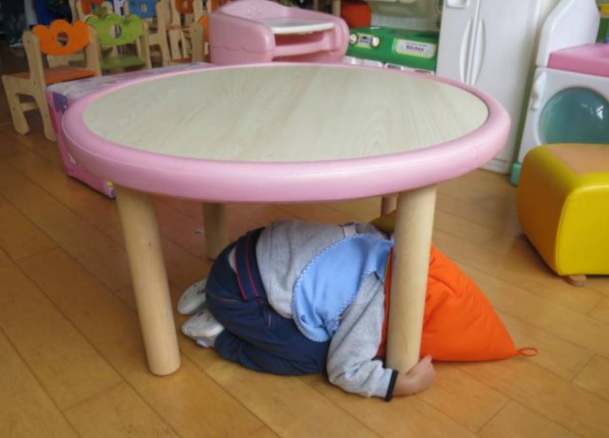 幼兒園演練抗震保命「趴下、掩護、穩住」三步驟