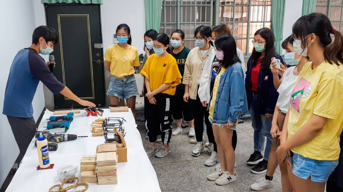 「職人講堂」系列工作坊邀請職人帶領學生從實作中體驗職人精神。(109-110年活動紀實)