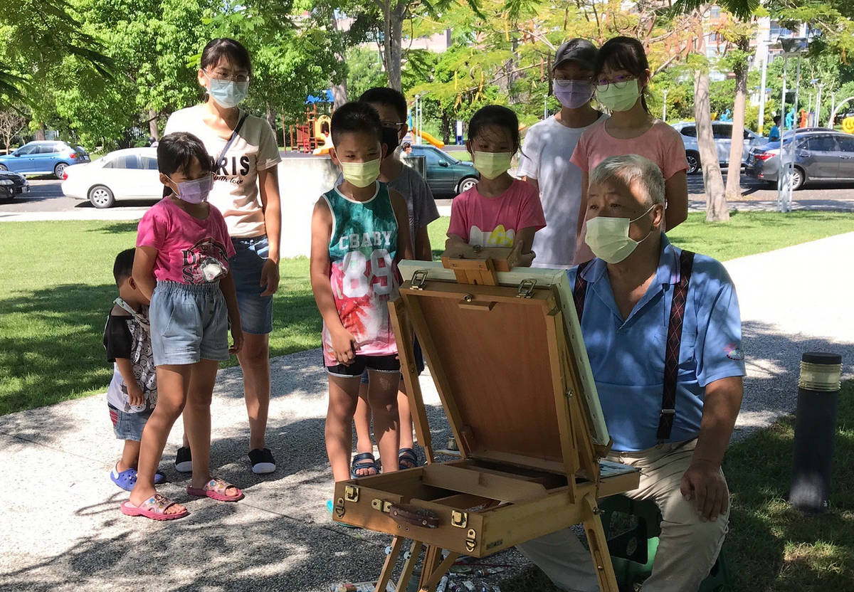 臺東縣大自然油畫協會在美術館舉辦會員寫生活動，吸引到美術館的親子及遊客駐足圍觀。