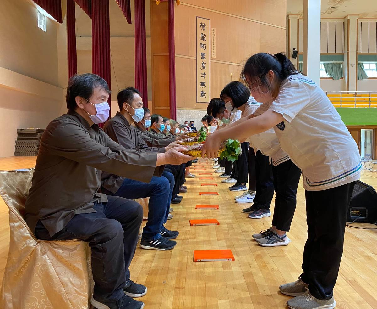 鶯歌工商師徒制拜師大典，徒弟向師傅敬呈束脩