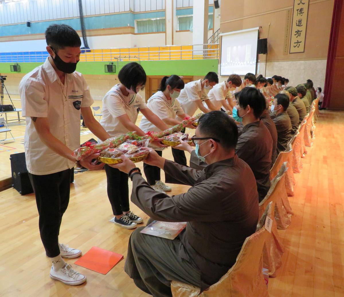 鶯歌工商推行全台唯一的「師徒制」教學，圖為徒弟向師傅敬呈束脩