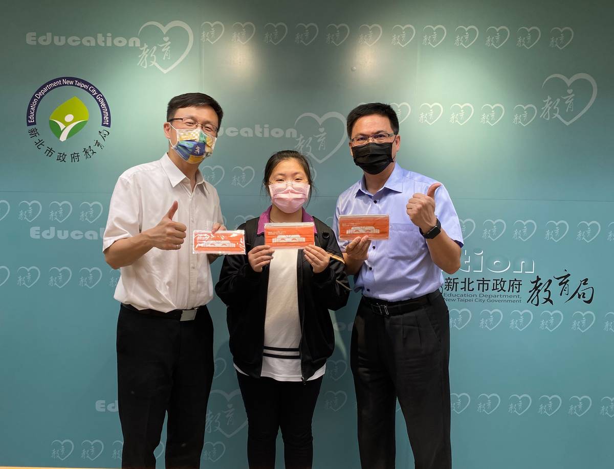 張明文局長(左)期待透過學校教育持續傳承，造就鶯歌陶瓷在國際上的耀眼地位(中為陶工科林羿希同學、右為顏龍源校長)