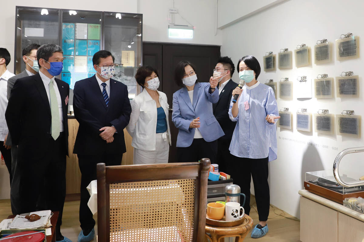 總統蔡英文(左4)、史明教育基金會董事長黃敏紅(左3)、桃園市長鄭文燦(左2)、文化部長李永得(左1)參觀展場，由新銳藝術家張紋瑄(右1)說明展覽規劃理念