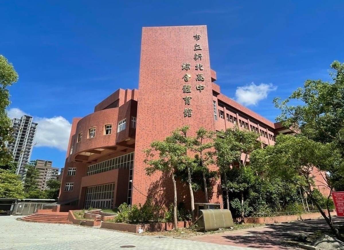 新北高中就規劃在四層樓的體育館，以分流、分時段的方式施打