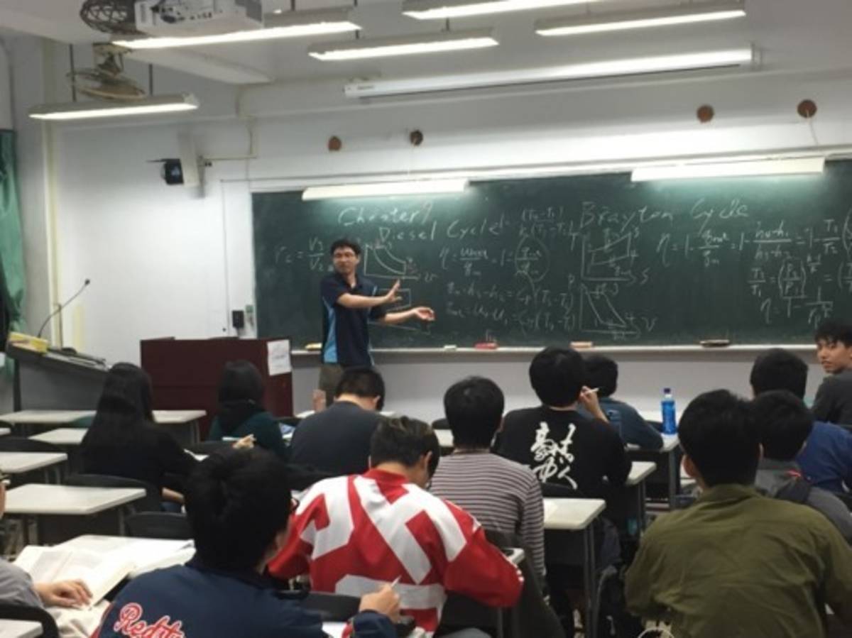 黃治軒同學利用課餘時間到資源教室擔任課業輔導助教。(拍攝日期2014.9_2016.06)