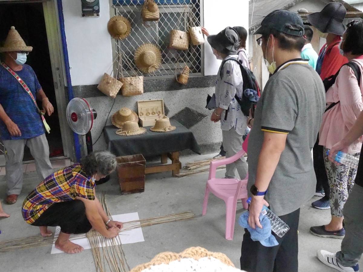 部落媽媽展示傳統編織技藝
