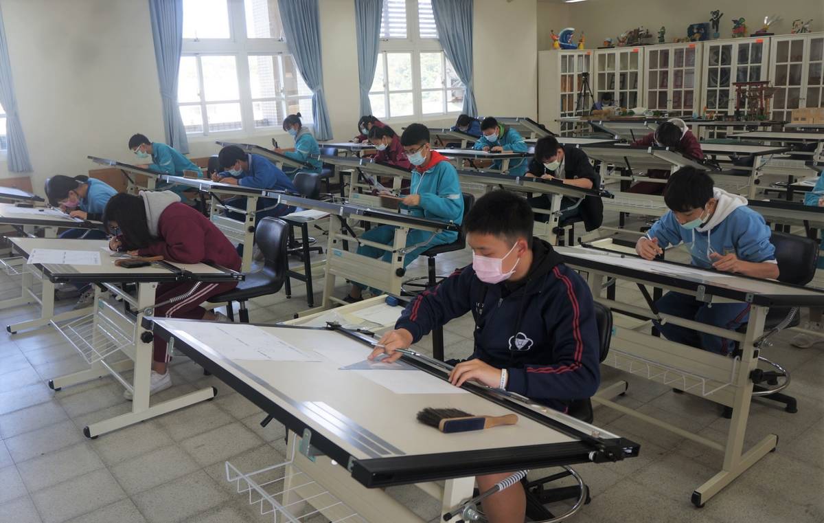 新北市辦理專業群科特色招生入學管道，是全國唯一免會考、免在校成績的考區，圖為土木與建築群國中技藝班上課情形