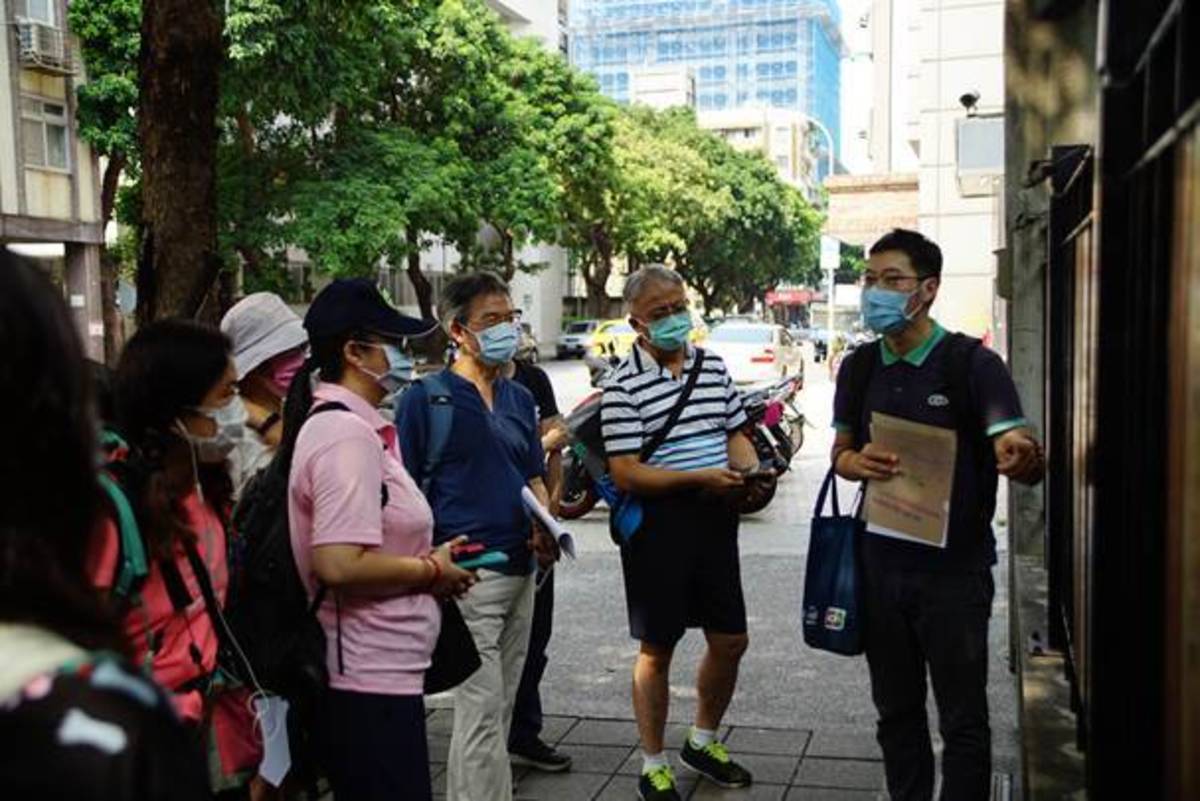 大直高中國中部董家興老師帶領工作坊成員走讀齊東街周遭的日式宿舍群