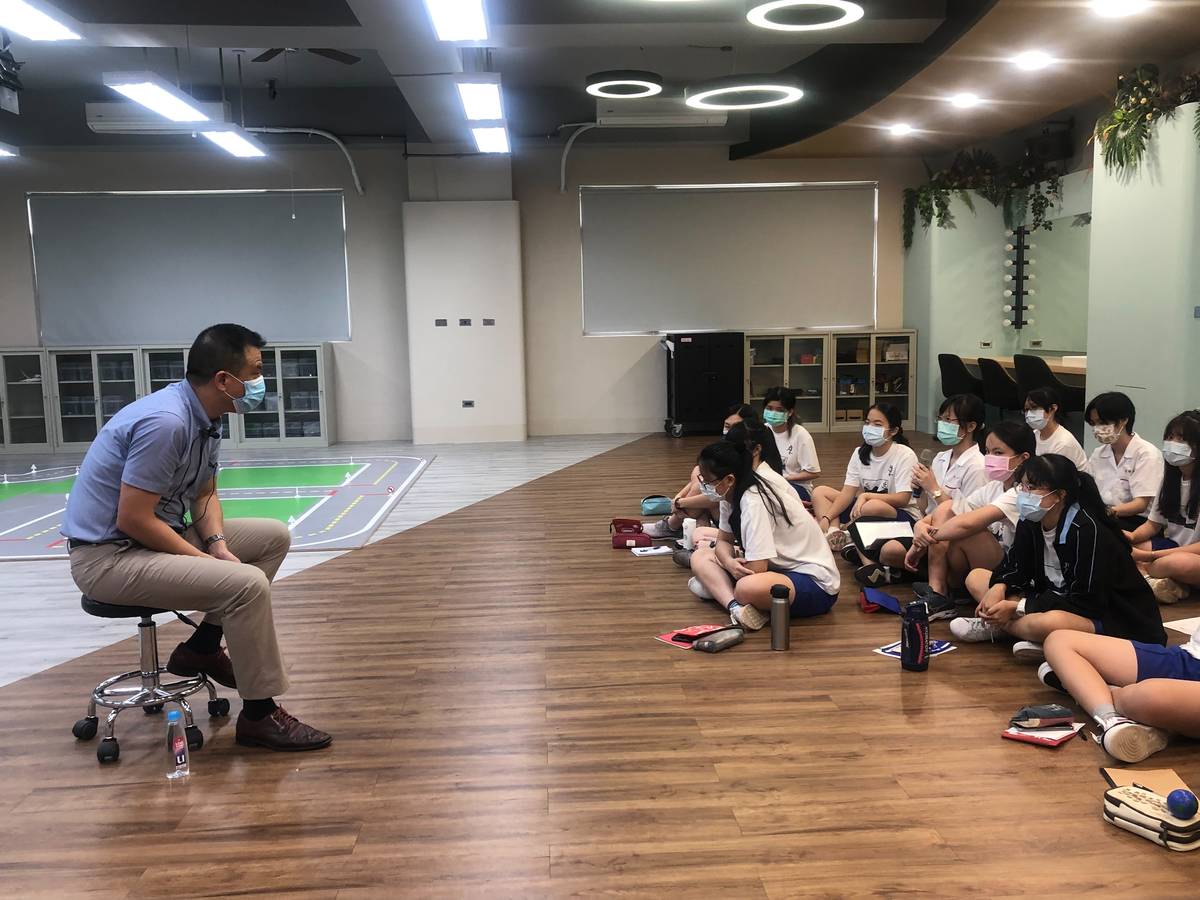 AIT蔡南亭博士校園演講  與雄女學生談未來世界必備技能