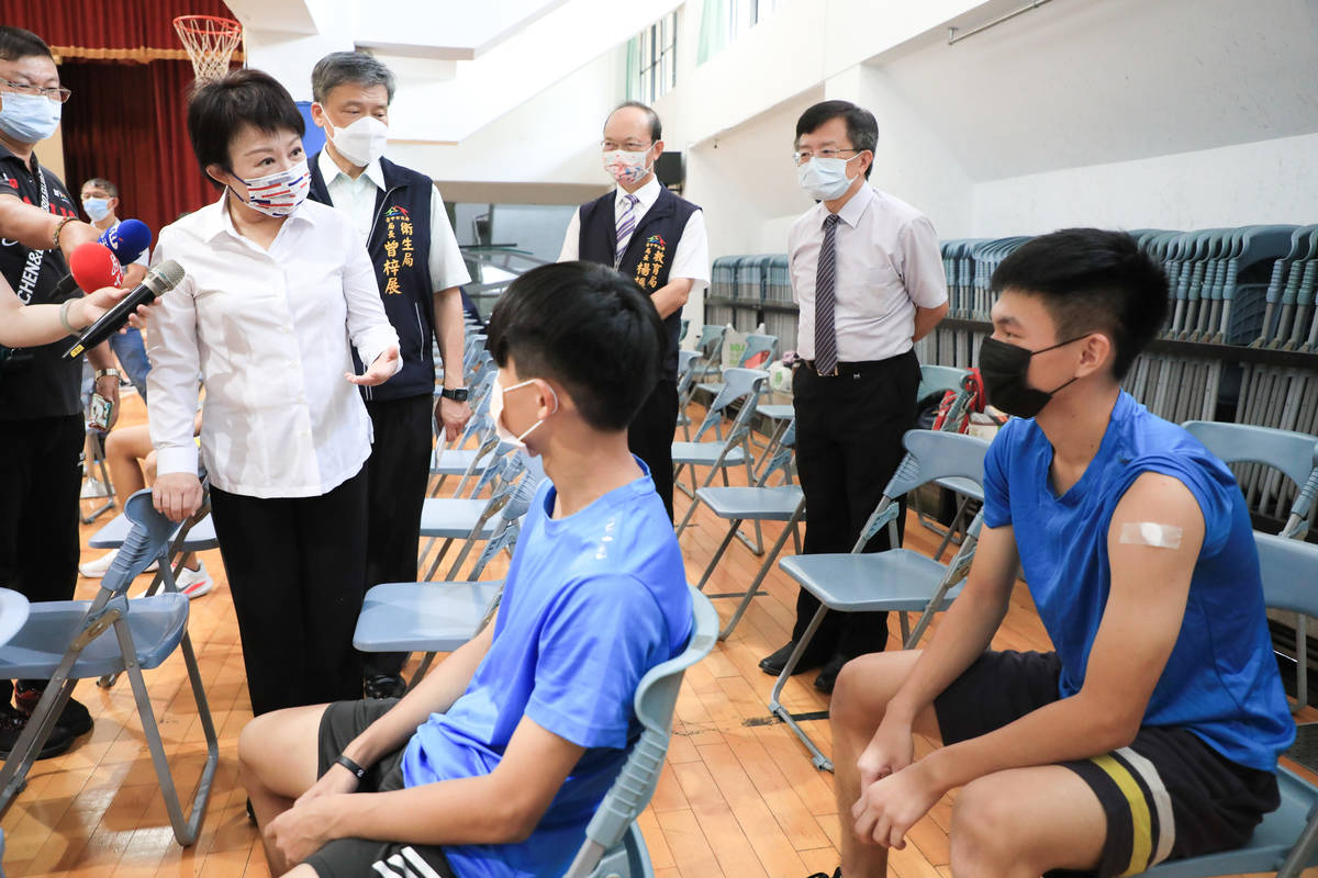 臺中市長盧秀燕前往忠明高中關心高中部學生接種情形