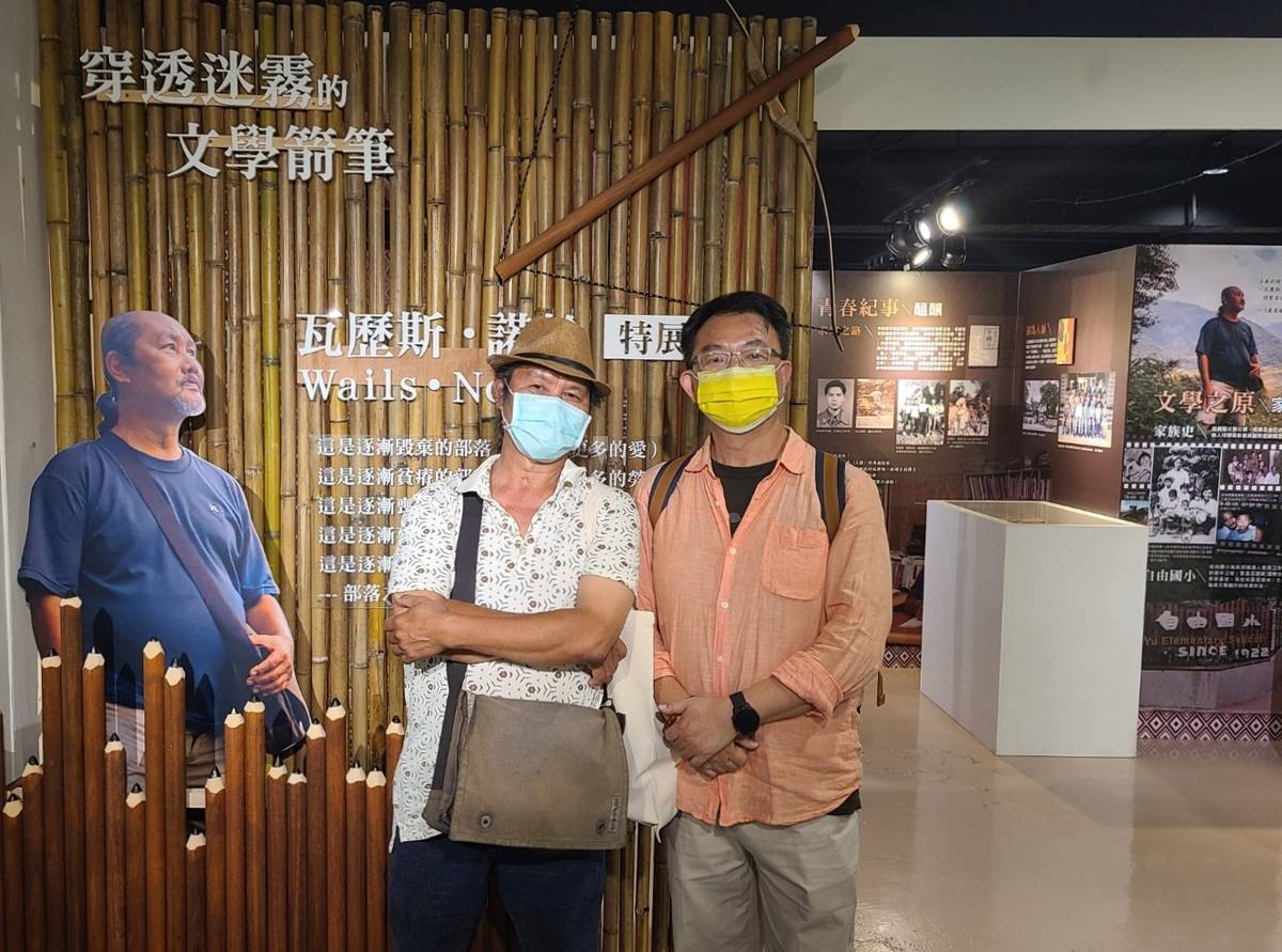 （左起）作家瓦歷斯‧諾幹與策展人陳敬介（圖片來源：臺中市文化局）