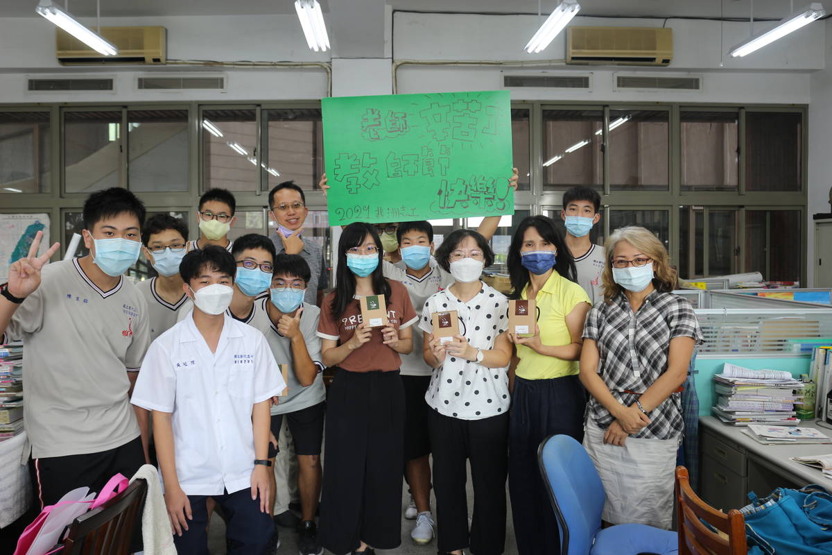 彰中非洲志工學生 用咖啡謝師