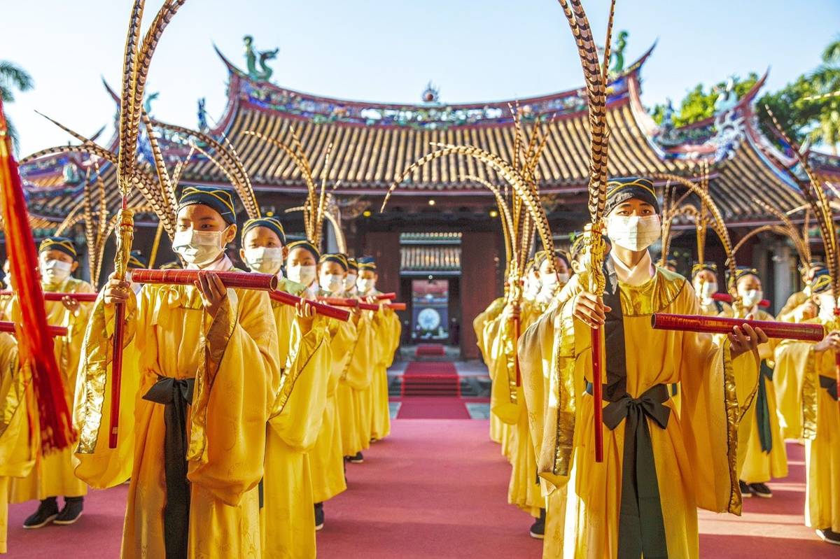 大龍國小學生擔任佾生，遵循古禮舉辦祭孔大典