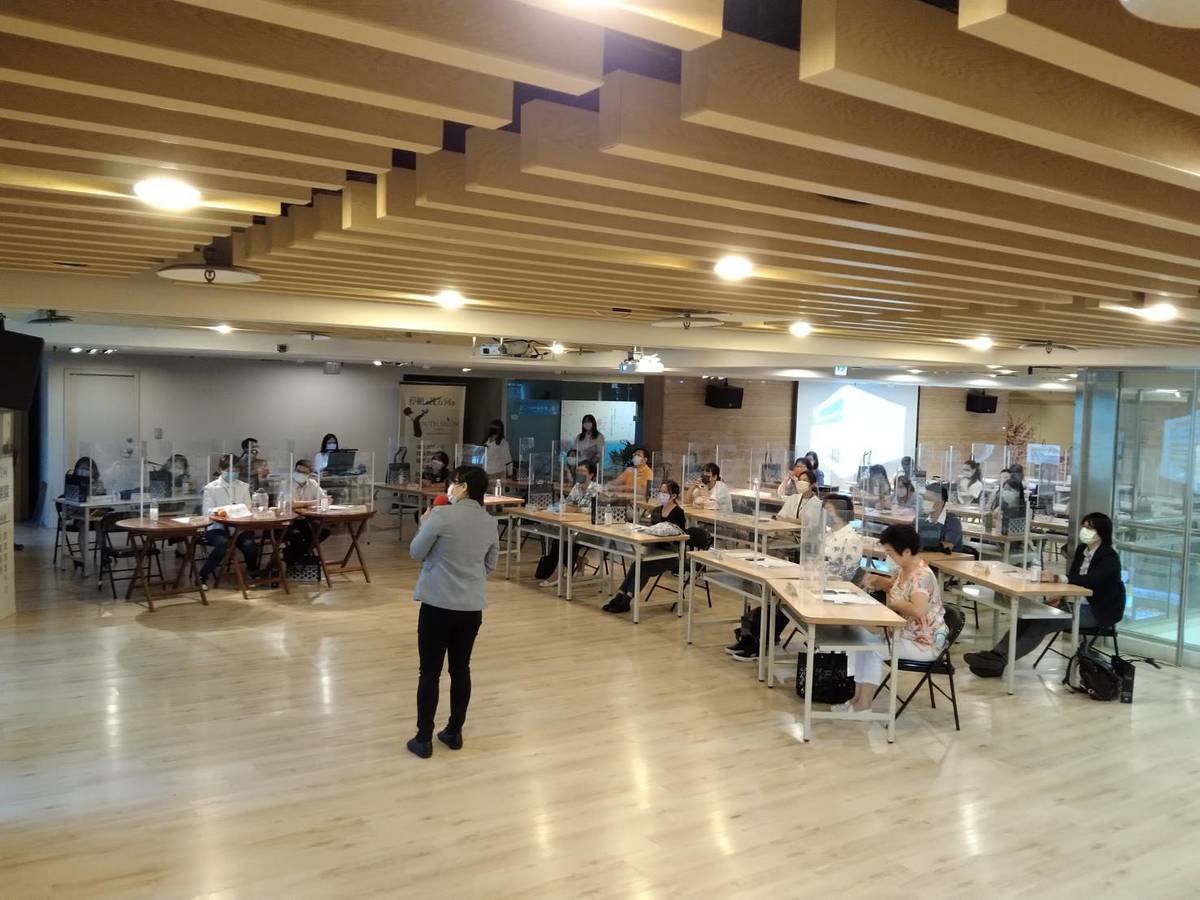 臺北商業大學研發處就輔組簡慧紋組長分享與臺北青年職涯發展中心合作經驗